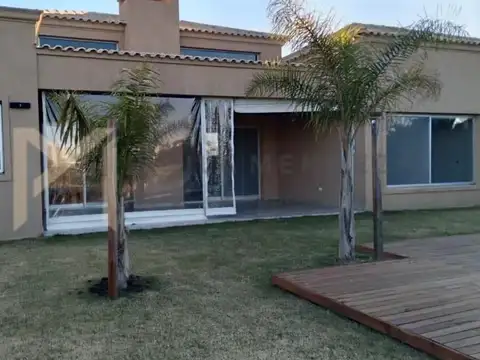Casa en Alquiler con 2 cocheras