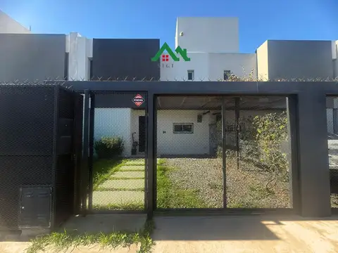 Casa en venta en Valle Escondido – 2 dormitorios, galería con asador y cochera APTA CRÉDITO