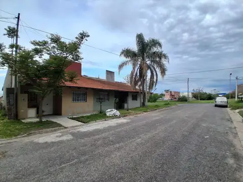 Casa 2 dormitorios con patio y parrilla, Oro Verde