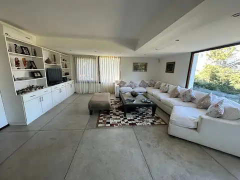 Casa 6 ambientes con 4 baños