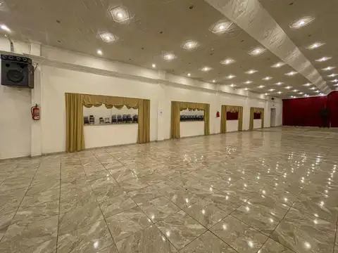 Local tipo salón multi espacio sobre avenida principal en Baigorria