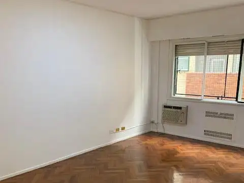 Departamento en  Alquiler de 3 ambientes con dependencia de servicio.