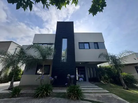 Venta de casa en dos plantas con pileta - San Eduardo Pilar del Este