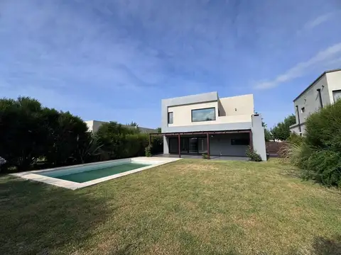 Venta de casa en dos plantas con pileta - San Eduardo Pilar del Este