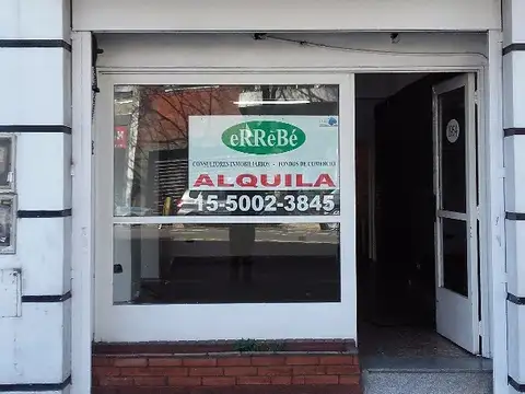 Local sobre av.La plata ,frente, vidriado, 4x12 , Buen estado, sin expensas, 48mts2