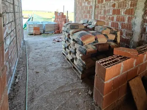 Casa 4 ambientes con 2 baños