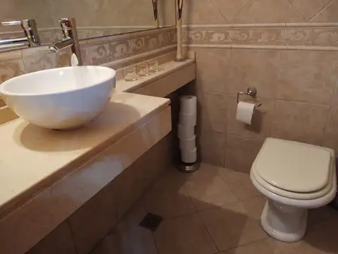 Excelente chalet 4 amb-piscina- quincho, sala de proyección