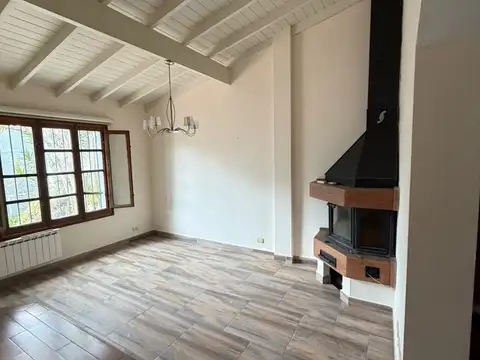 CASA 6 AMB. SOBRE LOTE DE 10 X 67,75 CON QUINCHO, PILETA Y PARQUE