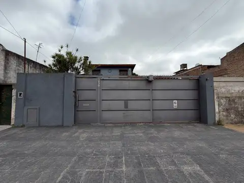 CASA 6 AMB. SOBRE LOTE DE 10 X 67,75 CON QUINCHO, PILETA Y PARQUE