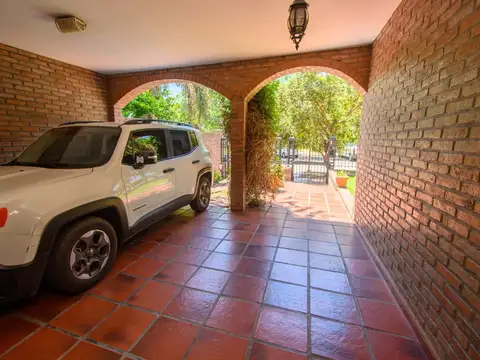Casa en Venta con 3 cocheras