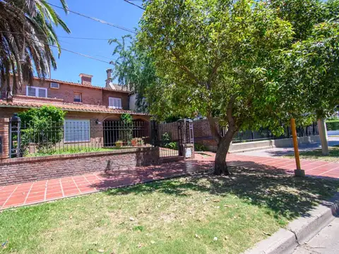 Casa 8 ambientes con 4 baños