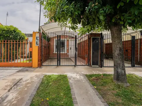 Duplex de 3 ambientes con Patio y Cochera