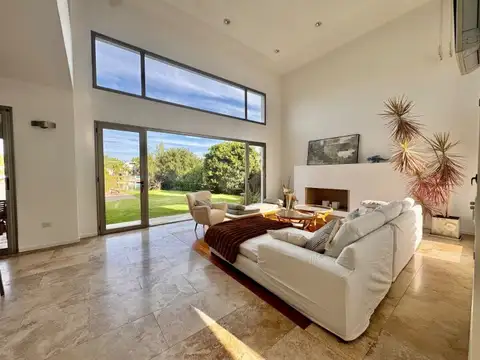 Casa en Venta con 2 cocheras