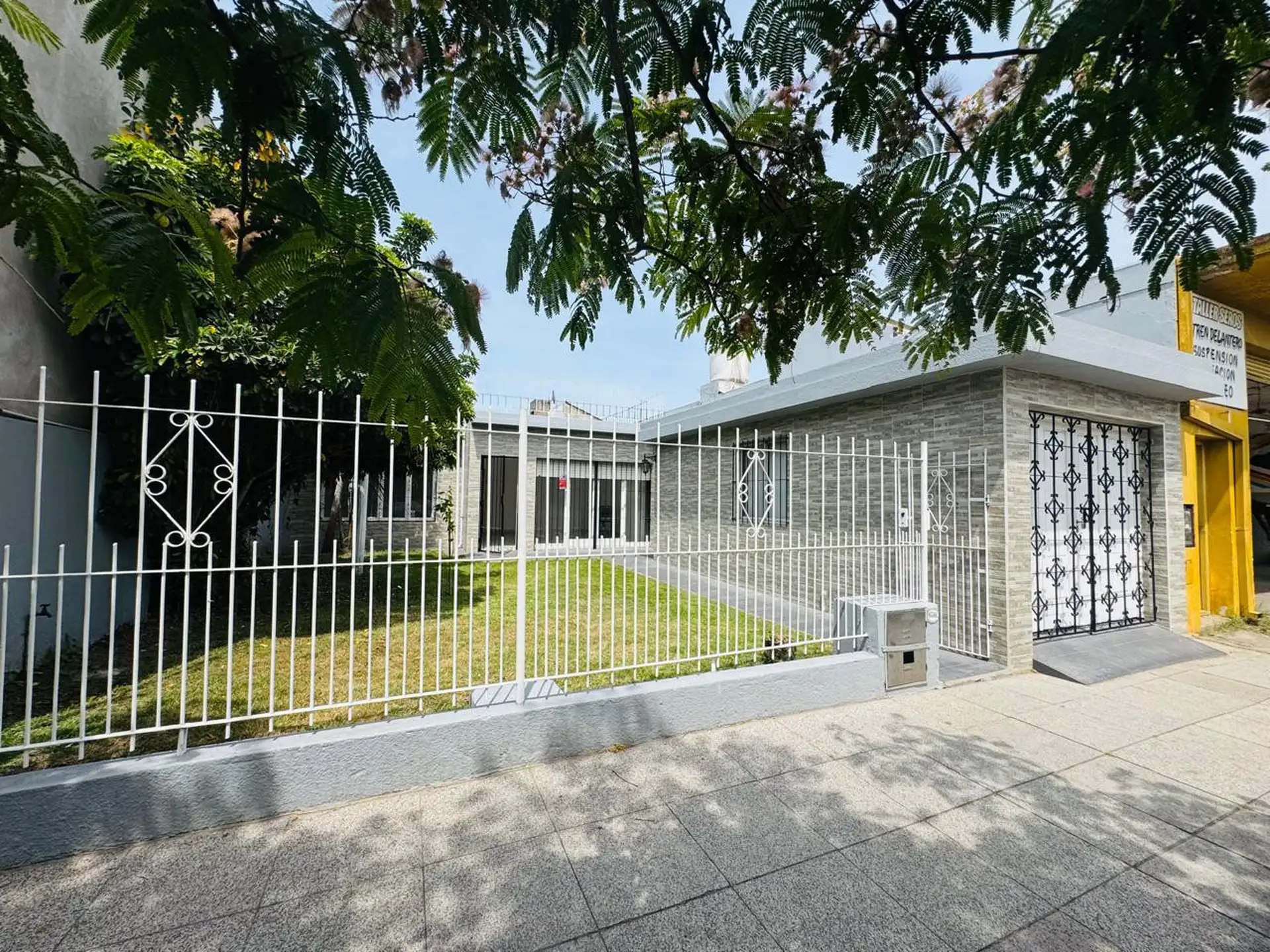 Casa 1 dorm + patio, parrilla y terraza — Av. Colón y Champagnat, garaje