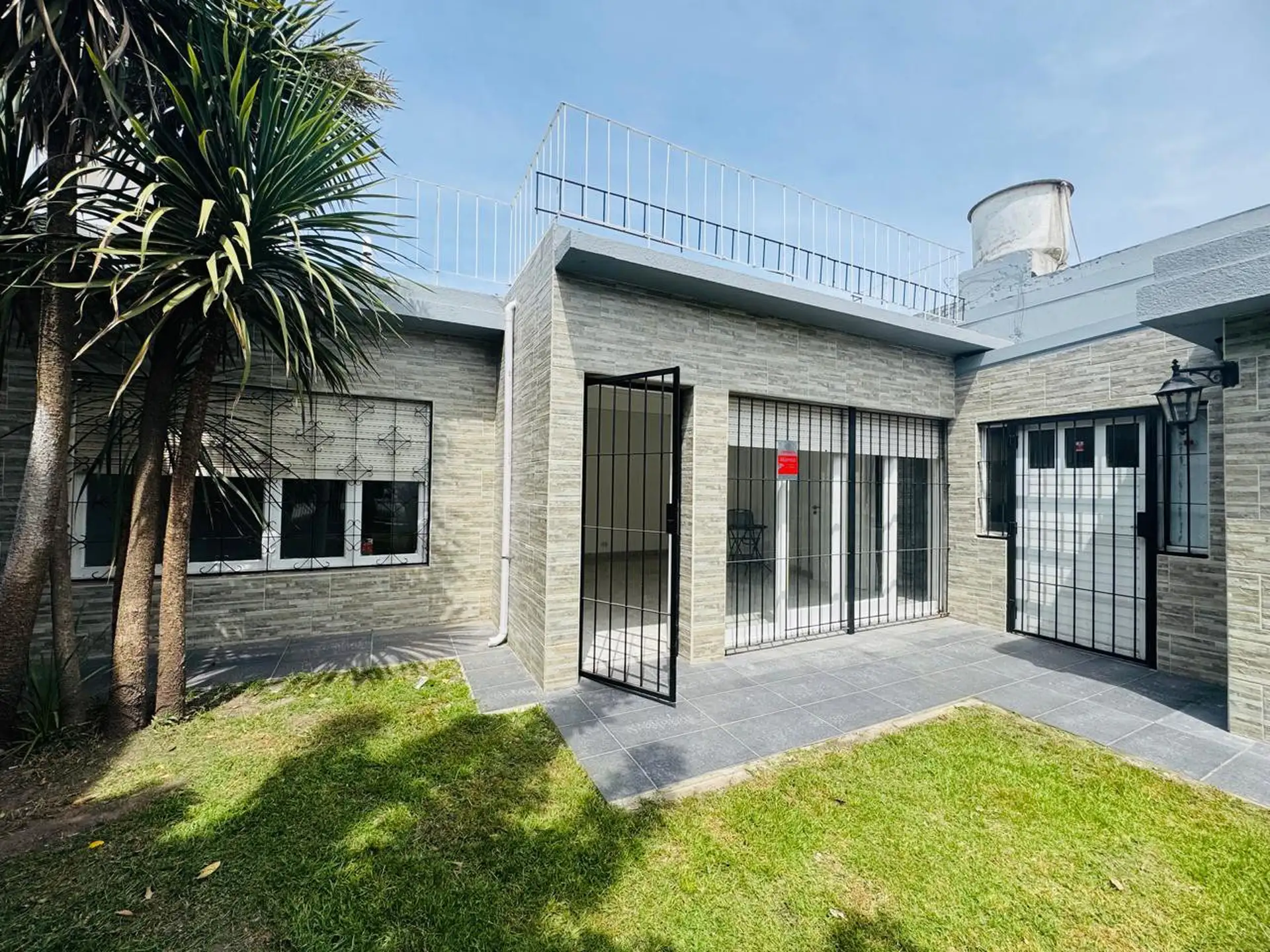 Casa 1 dorm + patio, parrilla y terraza — Av. Colón y Champagnat, garaje