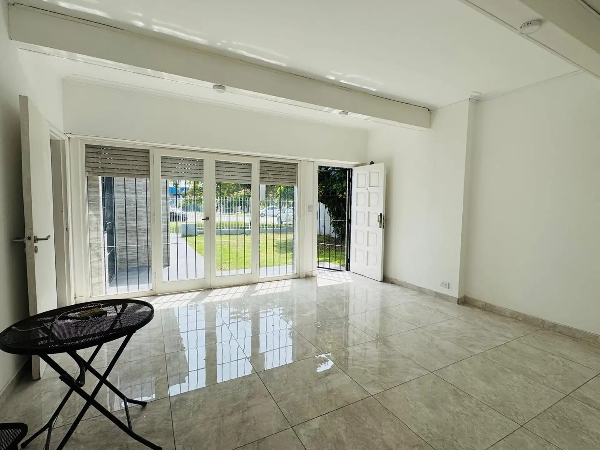 Casa 1 dorm + patio, parrilla y terraza — Av. Colón y Champagnat, garaje
