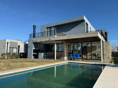 Casa en venta, tres dormitorios y pileta, Magallanes Hudson