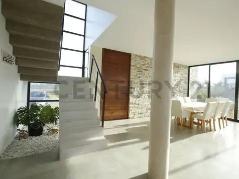 Casa en venta, tres dormitorios y pileta, Magallanes Hudson