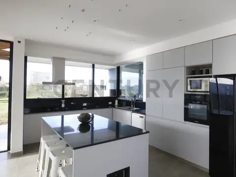 Casa 6 ambientes con 2 baños