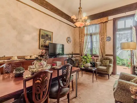 CASA 5 AMBIENTES CON PATIO TERRAZA QUINCHO. FLORES