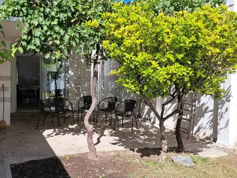 Casa de 4 dormitorios y parque en venta en Villa Elvira, La Plata
