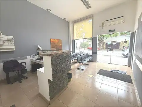 Oficina 8 ambientes con 2 baños