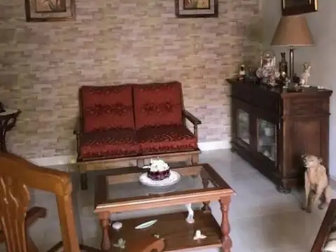 CASA EN VENTA EN LUJAN CALLE ITUZAINGO