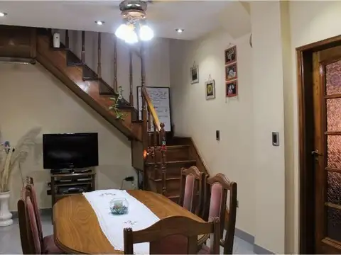 Casa 4 ambientes con 2 baños