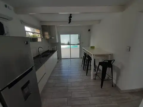 Casa 4 ambientes con 2 baños