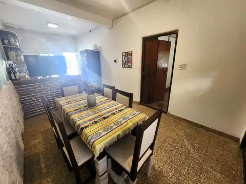 Casa 6 ambientes con 2 baños