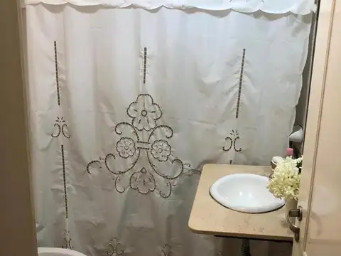 Hermoso 2 amb. con cochera, a mts. de Av. Centenario y estacion, apto profesional, oportunidad!