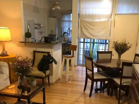 Hermoso 2 amb. con cochera, a mts. de Av. Centenario y estacion, apto profesional, oportunidad!