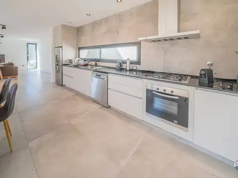 Casa 5 ambientes con 2 baños