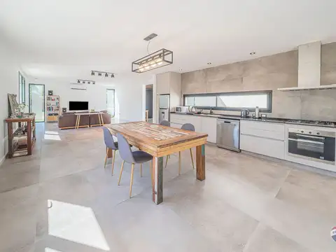 CASA EN VENTA 5 AMB CON PILETA EL CARDAL PERMUTA