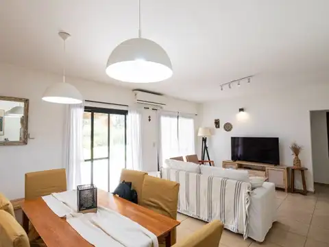 Casa 5 ambientes con 2 baños