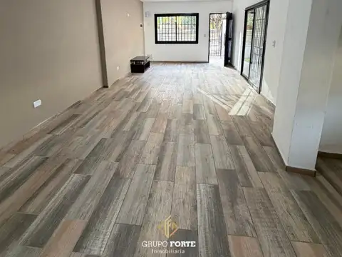 Casa en Alquiler con 2 cocheras
