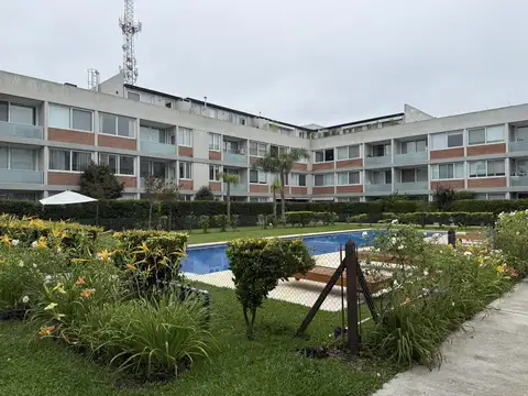 Venta en Villa Los Remeros 2 ambientes en complejo con piscina