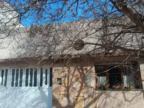 Casa 3 dorm.Callo y Urquiza.Cochera.Patio.Terraza.Parrillero