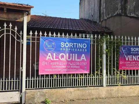 Casa  2 ambientes con entrada de auto