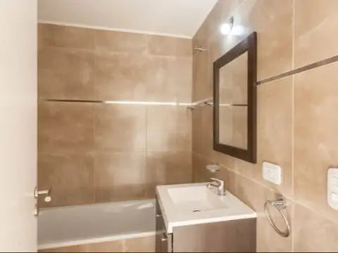 DEPARTAMENTO  DE TRES AMBIENTES AL FRENTE CON BALCON - APTO PROFESIONAL