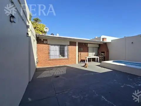 Venta casa 4 ambientes con cochera y piscina en Bernal