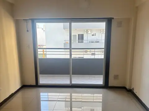 EXCELENTE 2 AMBIENTES CON BALCÓN, COCINA INDEPENDIENTE Y SUM. POSIBILIDAD DE COCHERA