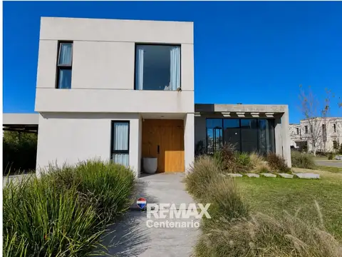 Casa 6 ambientes con 2 baños
