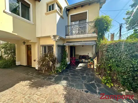 Venta de Duplex de 4 ambientes en condominio con cochera, patio y parrilla