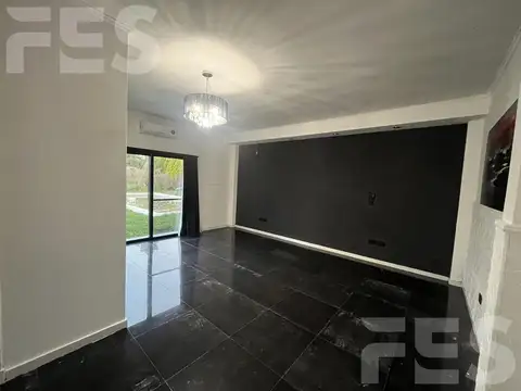 Casa en Alquiler con 2 cocheras