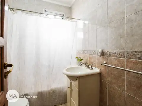 Casa 6 ambientes con 3 baños
