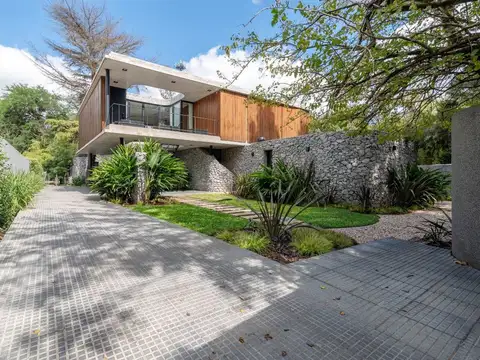 VENTA CASA 6 AMB. JARDIN/PILETA/QUINCHO P. LELOIR