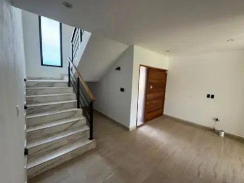 Casa en Alquiler con 2 cocheras