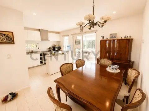 Casa en venta en San Ramón, Pilar del Este – 4 dormitorios, pileta y jardín parquizado