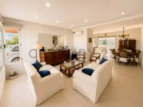 Casa en venta en San Ramón, Pilar del Este – 4 dormitorios, pileta y jardín parquizado
